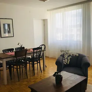Mitten Im Achten. Zentrale In Apartamento Viena